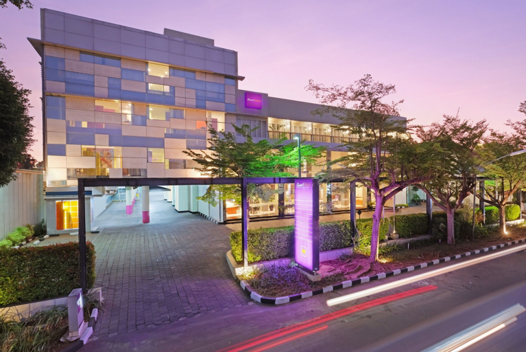 Exterior & Views 9
