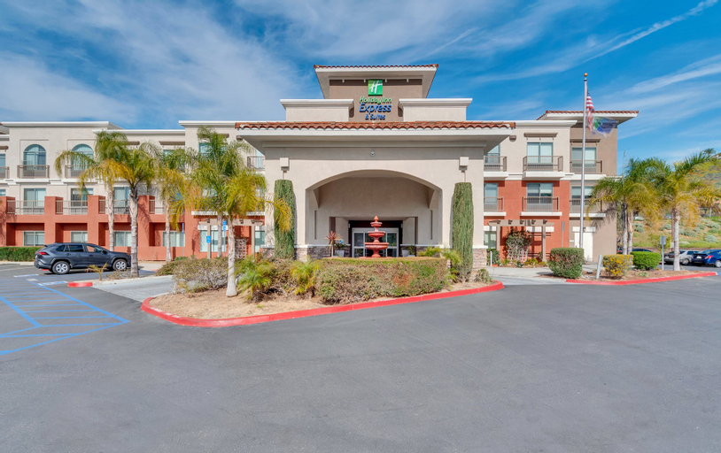 Holiday Inn Express & Suites LAKE ELSINORE, Riverside