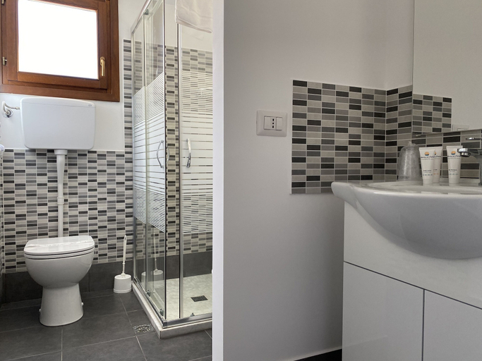 Bathroom 4, Marina di Petrolo Apartments, Trapani