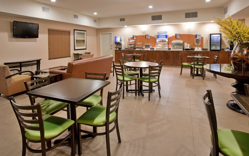 Food & Drinks 3, Holiday Inn Express & Suites TOPEKA NORTH by IHG, Shawnee
