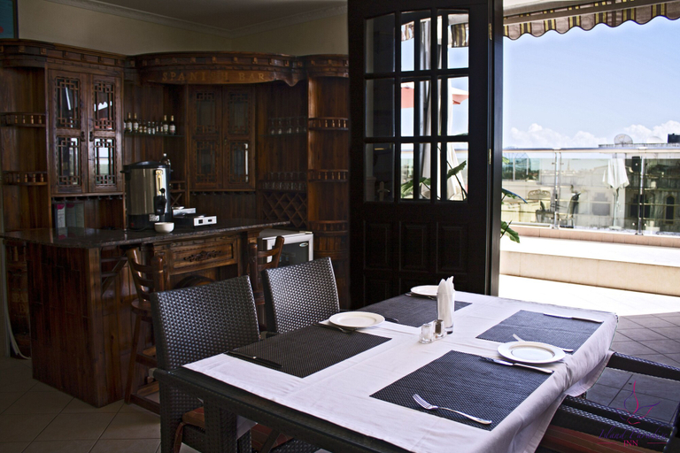 Food & Drinks 5, Island Paradise Inn, Mjini