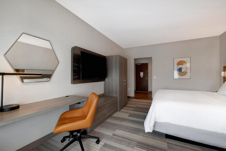 Bedroom 4, Holiday Inn Express & Suites GLENDALE DOWNTOWN by IHG, Los Angeles