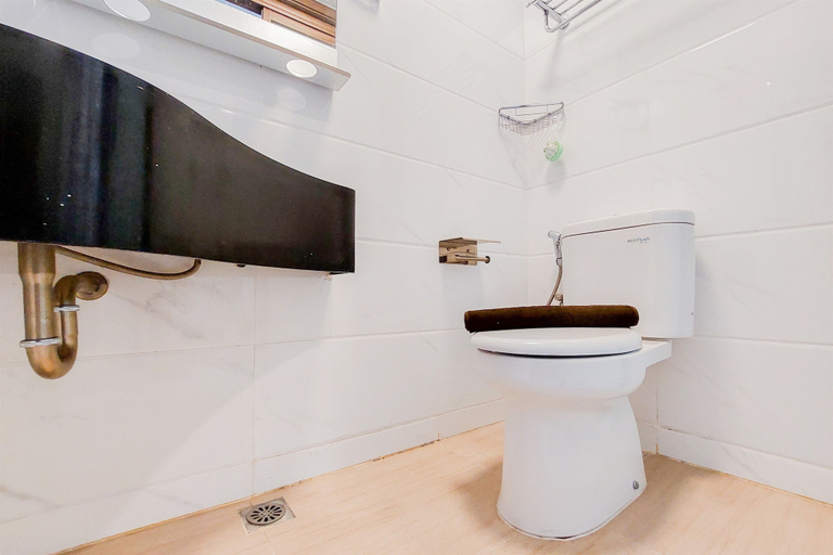 Bathroom 3, Nice Design And Minimalist Studio At Sky House Bsd Apartment, Tangerang Selatan