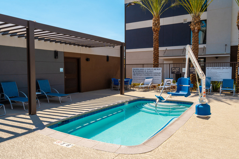 Sport & Beauty 2, Holiday Inn Express & Suites LAS VEGAS - E TROPICANA by IHG, Clark