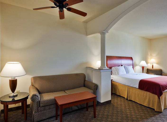 Bedroom 2, Holiday Inn Express & Suites FAIRFIELD-NORTH by IHG, Freestone