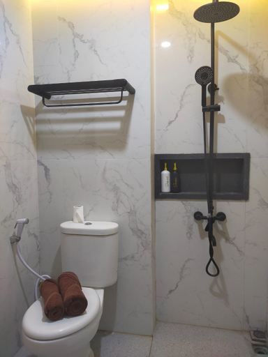 Bathroom 5, Benson Tower Studio Apartment by Kondoku, Surabaya