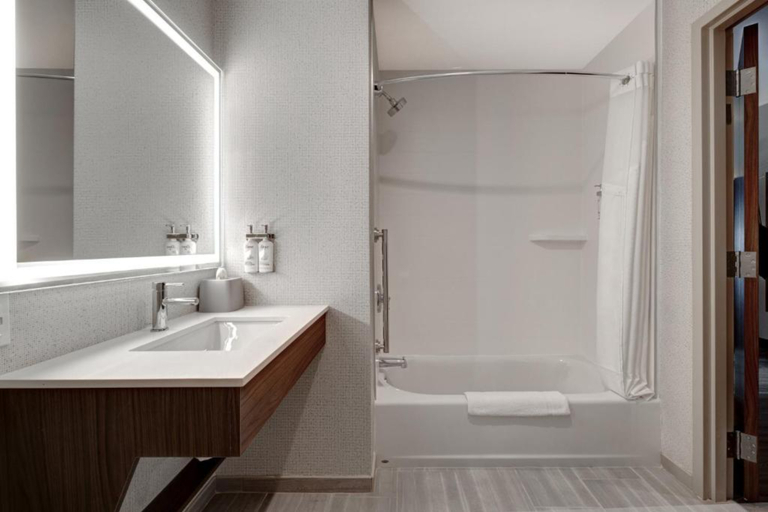 Bathroom 5, Holiday Inn Express & Suites GLENDALE DOWNTOWN by IHG, Los Angeles