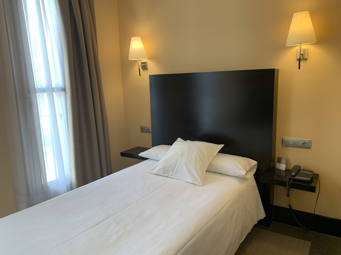 Bedroom 2, Monasterio Benedictino, Zaragoza