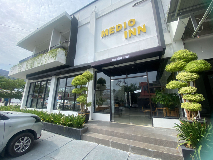 Exterior & Views 1, Urbanview Hotel Medio Inn Palu by RedDoorz, Palu