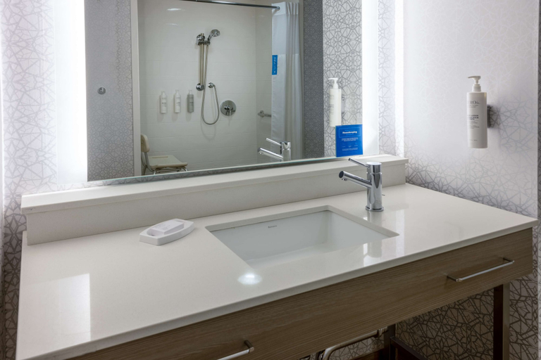 Bathroom 5, Hampton Inn Harriman Woodbury, Orange