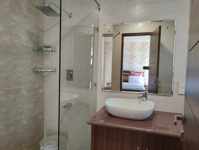Bathroom, The Ganges View Luxury Penthouse by iTvara, Garhwal