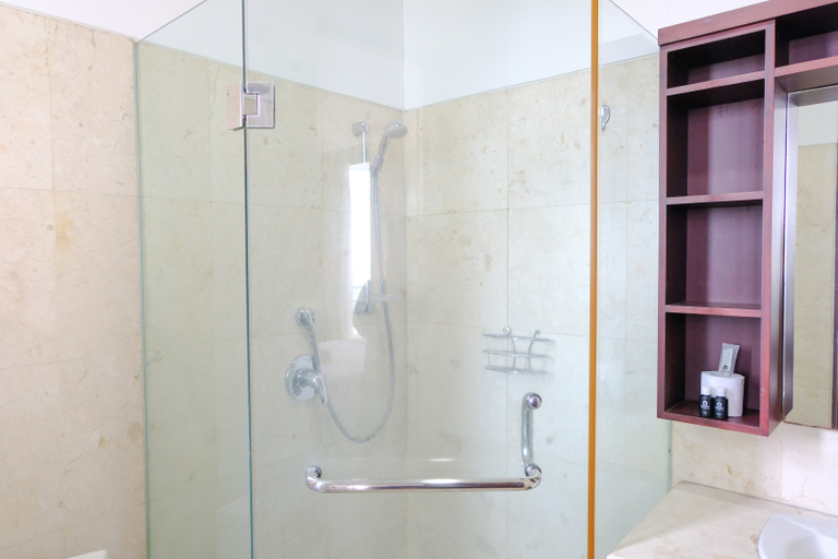 Bathroom 5, Spacious Designed 2BR Dago Butik Apartment By Travelio, Bandung