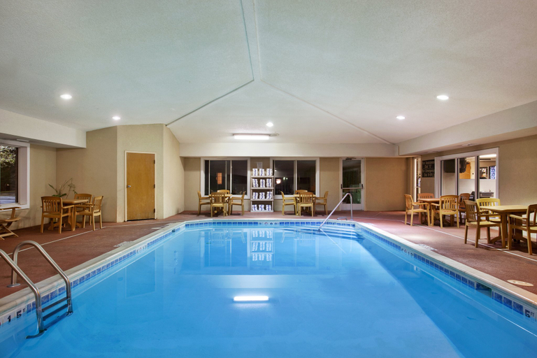 Sport & Beauty 2, Holiday Inn Express & Suites ST. JOSEPH LAKEFRONT by IHG, Berrien