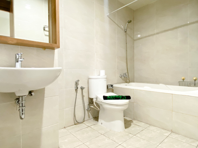 Bathroom 5, Big Studio at Apartment Mustika Golf Residence By Travelio, Cikarang