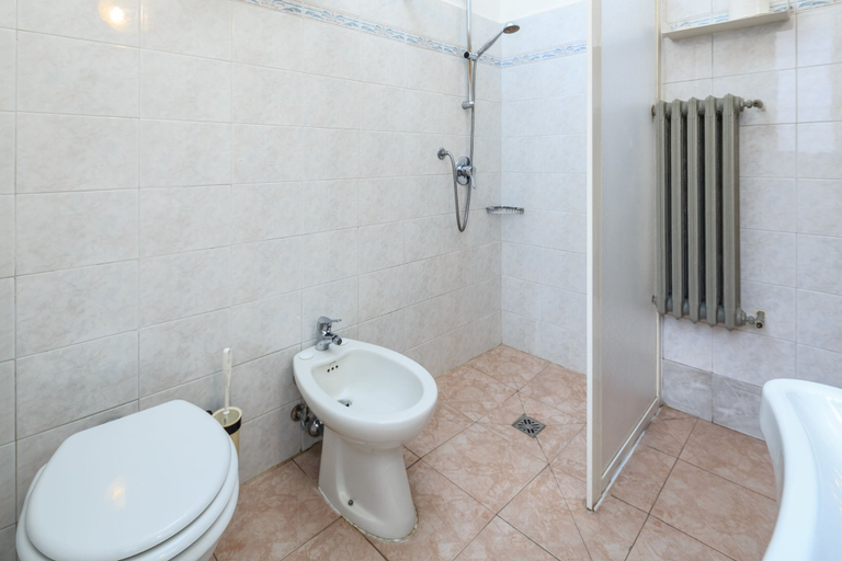 Bathroom 3, Hotel Arno Bellariva, Florence