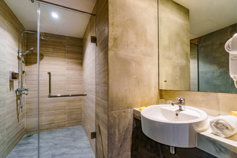 Bathroom 5, Yello Hotel Harbour Bay, Batam