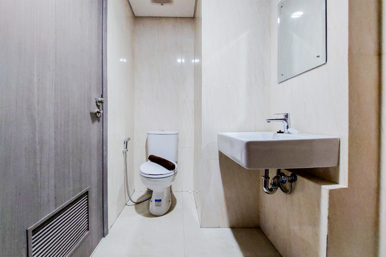 Bathroom 5, Homey Living Studio Tamansari Bintaro Mansion Apartment By Travelio, Tangerang Selatan