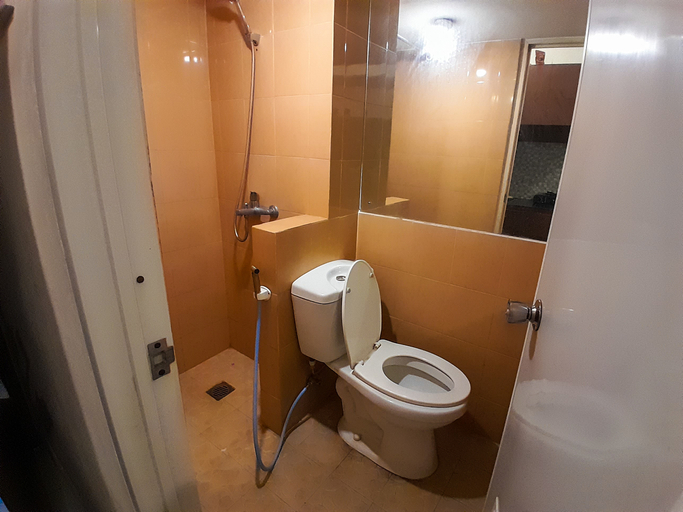 Bathroom 5, Apartment The Jarrdin hallotiduR By Ucok, Bandung