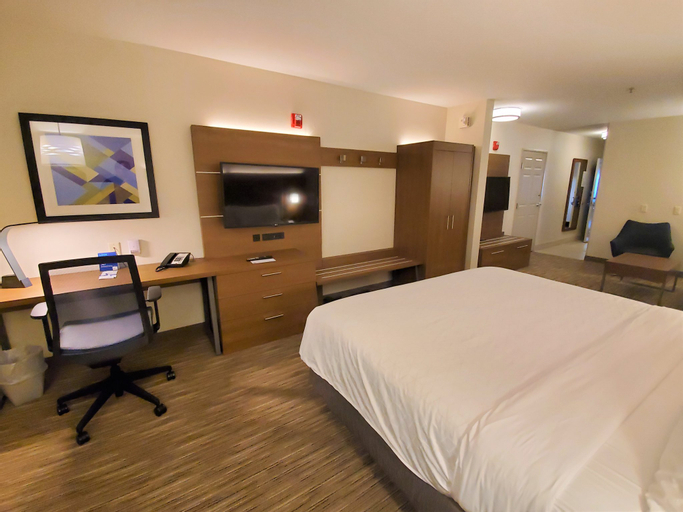 Holiday Inn Express & Suites SEATTLE NORTH - LYNNWOOD - Tap to explore photos