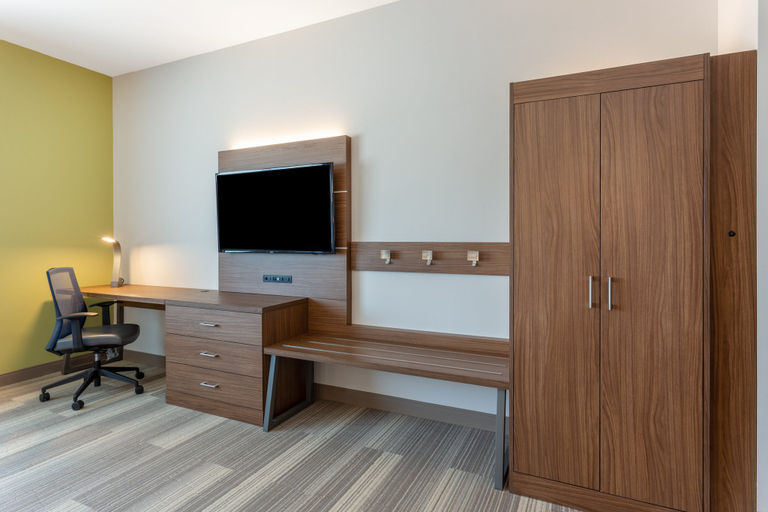 Bedroom 5, Holiday Inn Express & Suites SPRINGFIELD NORTH by IHG, Greene