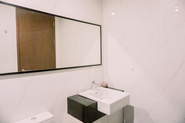 Bathroom 3, Spacious and Warm 2BR at Ciputra World 2 Apartment By Travelio, Jakarta Selatan
