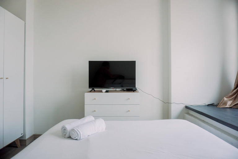 Bedroom 4, Homey and Comfort Living Studio Collins Boulevard Apartment By Travelio, Tangerang