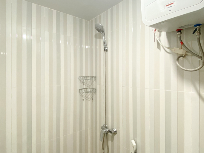 Bathroom 5, Homey and Compact Studio at Azalea Suites Apartment By Travelio, Cikarang