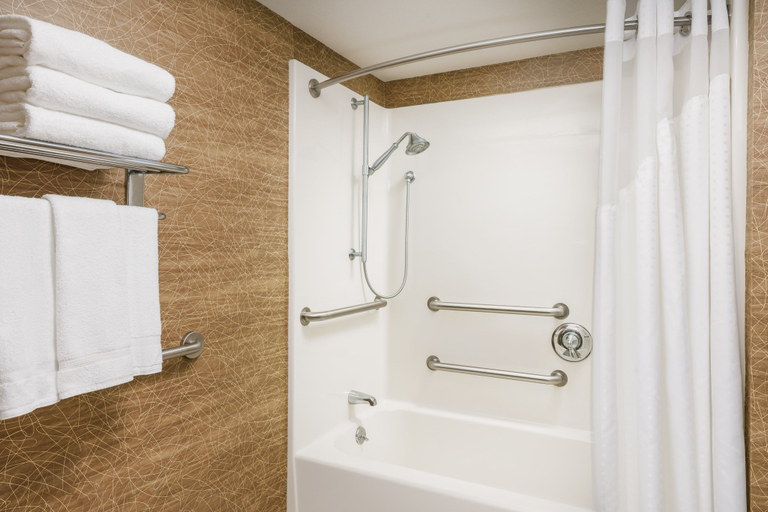 Bathroom 5, Holiday Inn Express BROCKTON - BOSTON by IHG, Plymouth