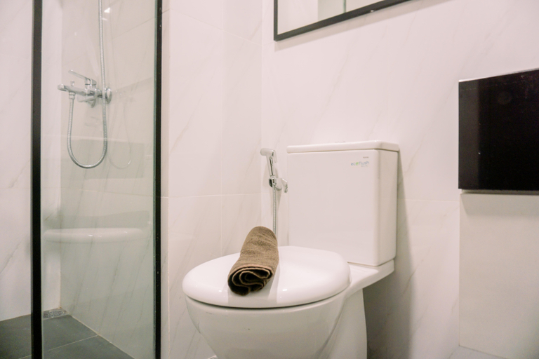 Bathroom 5, Spacious and Warm 2BR at Ciputra World 2 Apartment By Travelio, Jakarta Selatan