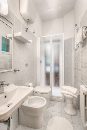 Bathroom 4, Hotel Arno Bellariva, Florence