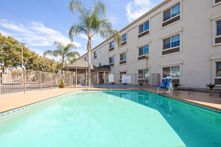 Sport & Beauty 2, Holiday Inn Express & Suites TULARE by IHG, Tulare