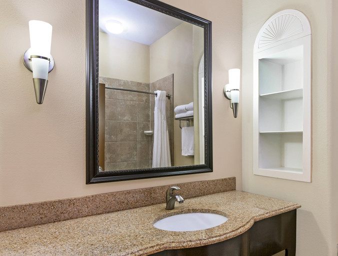 Bathroom 4, Holiday Inn Express & Suites VICTORIA by IHG, Victoria