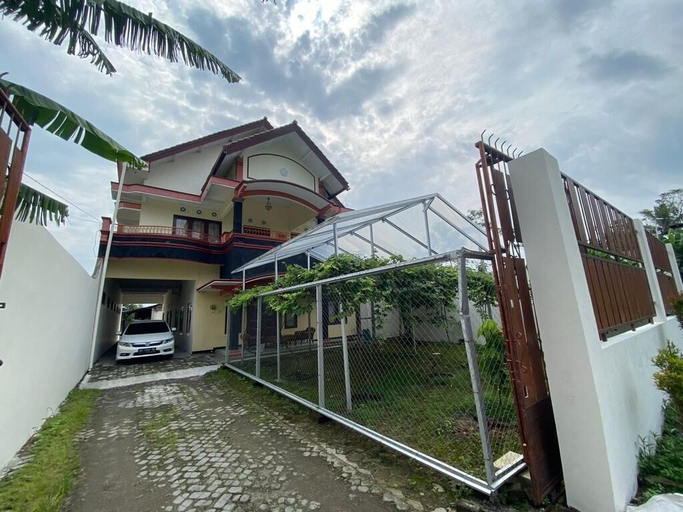 Exterior & Views 2, Omah Sawah Homestay, Sleman