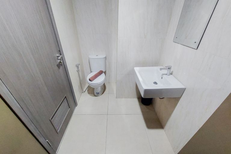 Bathroom 5, Compact and Homey Studio Tamansari Bintaro Mansion Apartment By Travelio, Tangerang Selatan
