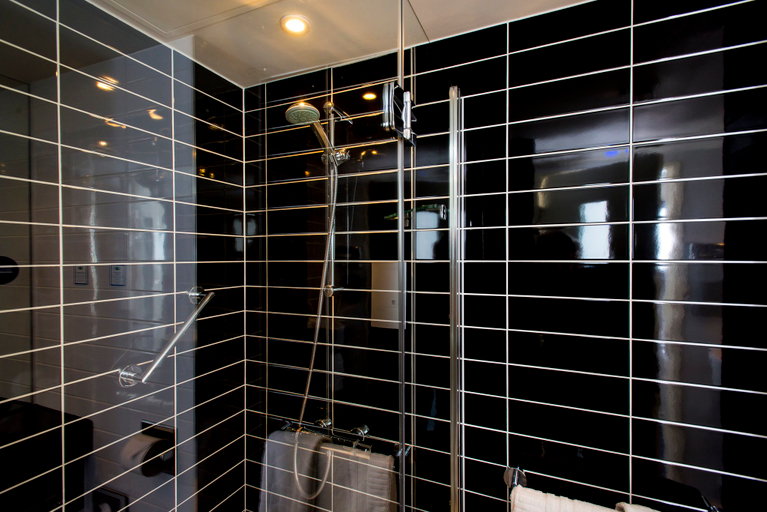 Bathroom 5, Holiday Inn Express BIRMINGHAM - SNOW HILL by IHG, Birmingham