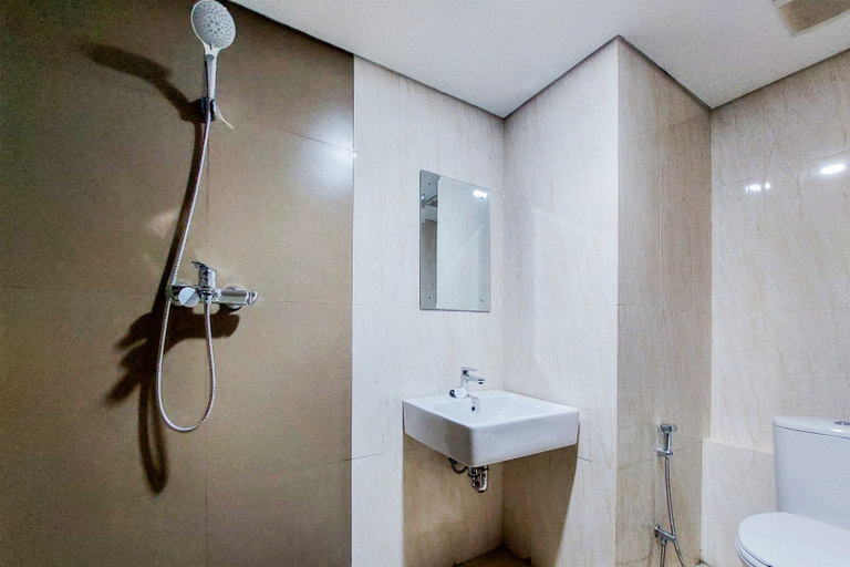 Bathroom 5, Spacious and Wonderful 2BR Tamansari Bintaro Mansion Apartment By Travelio, South Tangerang