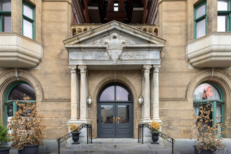 Exterior & Views