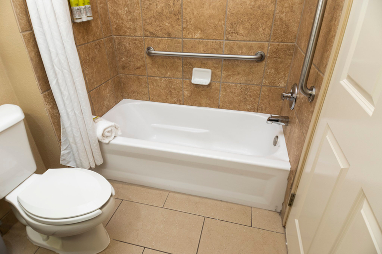 Bathroom 5, Holiday Inn Express BLOOMINGTON WEST by IHG, McLean