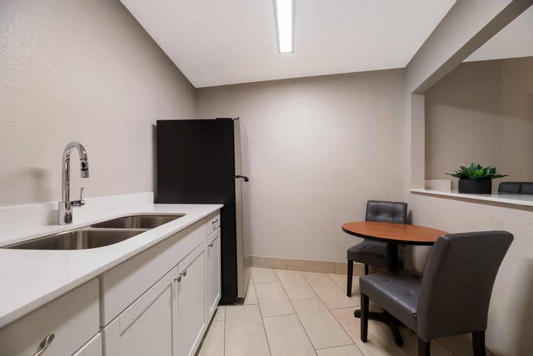 Holiday Inn Express Hotel & Suites - The Villages - Tap to explore photos