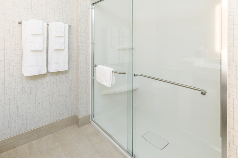 Bathroom 4, Holiday Inn Express & Suites STURBRIDGE by IHG, Worcester