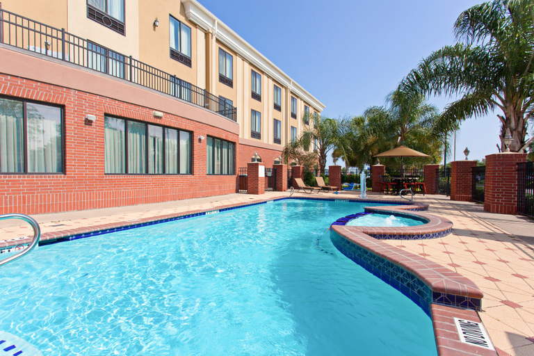 Sport & Beauty, Holiday Inn Express & Suites WHARTON by IHG, Wharton