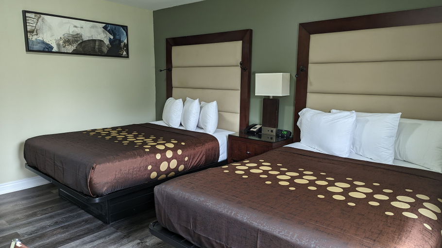 Bedroom 2, Knights Inn Bracebridge, Muskoka