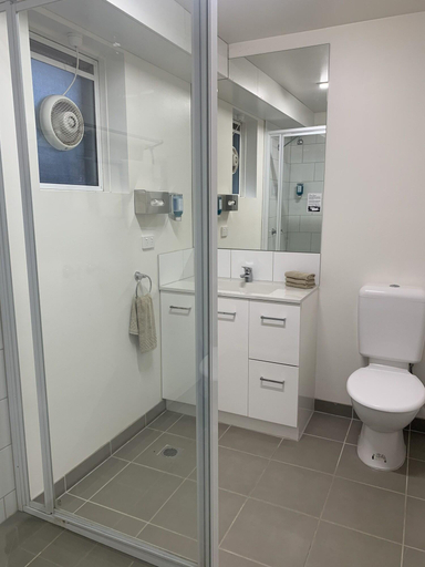 Bathroom 4, Adina Place Motel Apartments, Launceston - Pt B