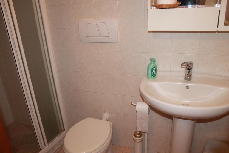 Bathroom 3, La Loggetta, Viterbo