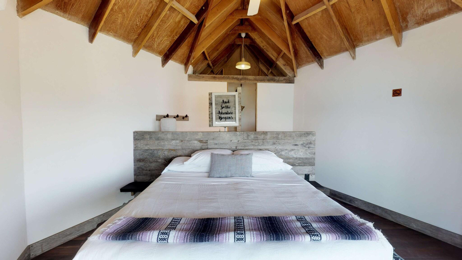 Bedroom 2, Thatch Caye, a Muy'Ono Resort
