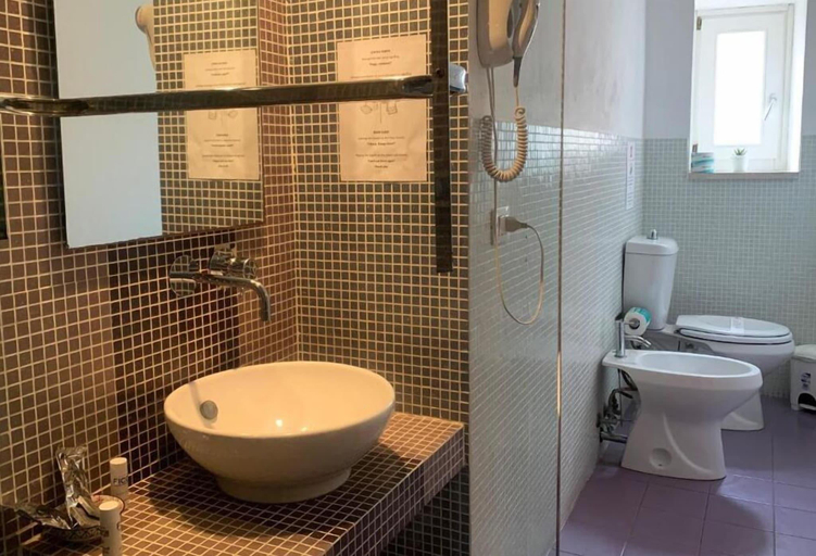 Bathroom 5, Hotel Mastrarua, Syracuse
