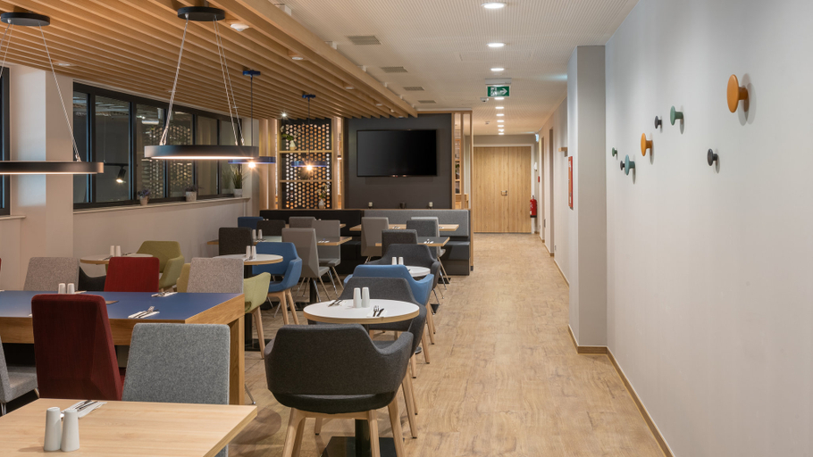Food & Drinks 5, Holiday Inn Express HAMBURG SOUTH A7/AS42 by IHG, Harburg