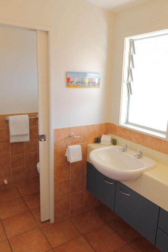 Bathroom 3, Pacific Rendezvous, Whangarei