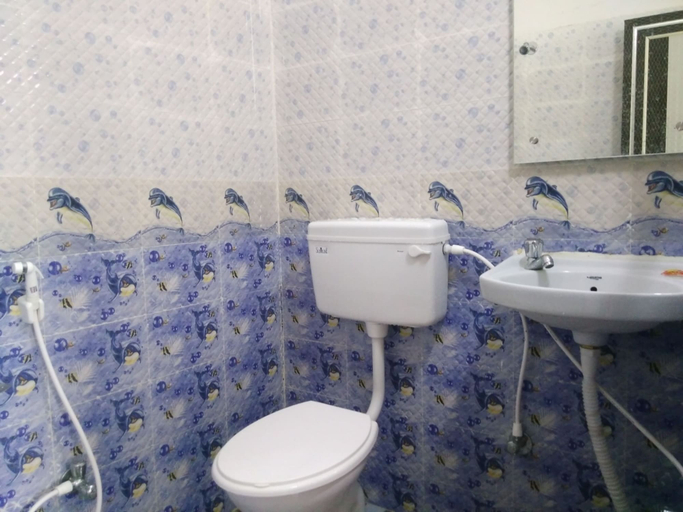 Bathroom, Goroomgo Padoshi Puri, Puri