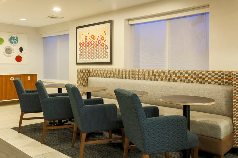 Food & Drinks 4, Holiday Inn Express ROCHESTER NE - IRONDEQUOIT by IHG, Monroe